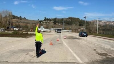 Bilecik'in Yenipazar ilçesinde emniyet ekipleri, trafik güvenliğini artırmak için denetimlerini