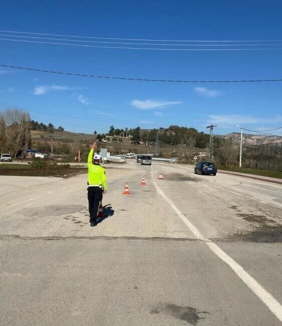 Yenipazar’da Trafik Güvenliğini Artırmak İçin Denetimler Sürdürülüyor Bilecik'in Yenipazar ilçesinde emniyet ekipleri, trafik güvenliğini artırmak için denetimlerini