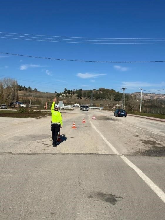 Bilecik'in Yenipazar ilçesinde emniyet ekipleri, trafik güvenliğini artırmak için denetimlerini