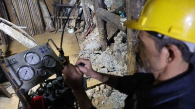 Adana'nın Feke ilçesindeki maden işçileri, 700 metre derinde çinko çıkararak