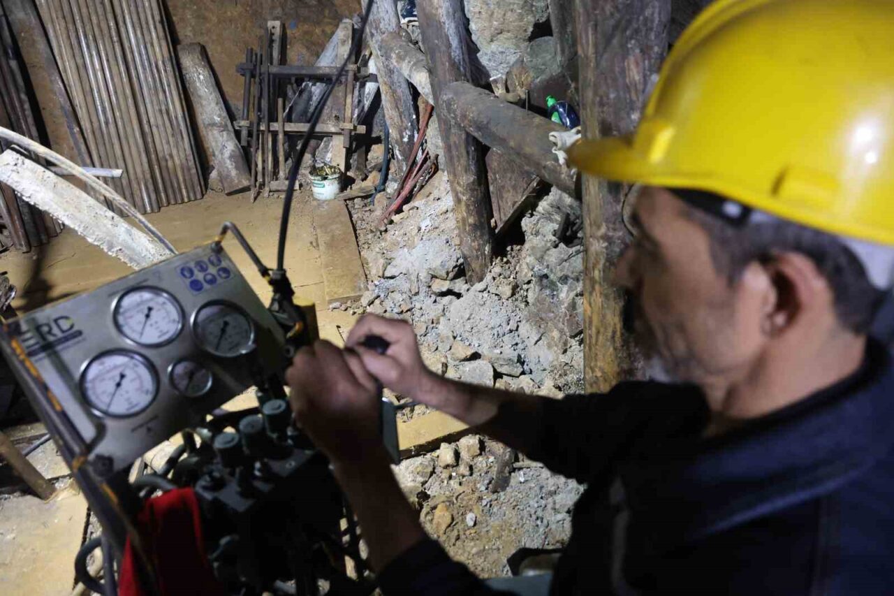 Adana'nın Feke ilçesindeki maden işçileri, 700 metre derinde çinko çıkararak