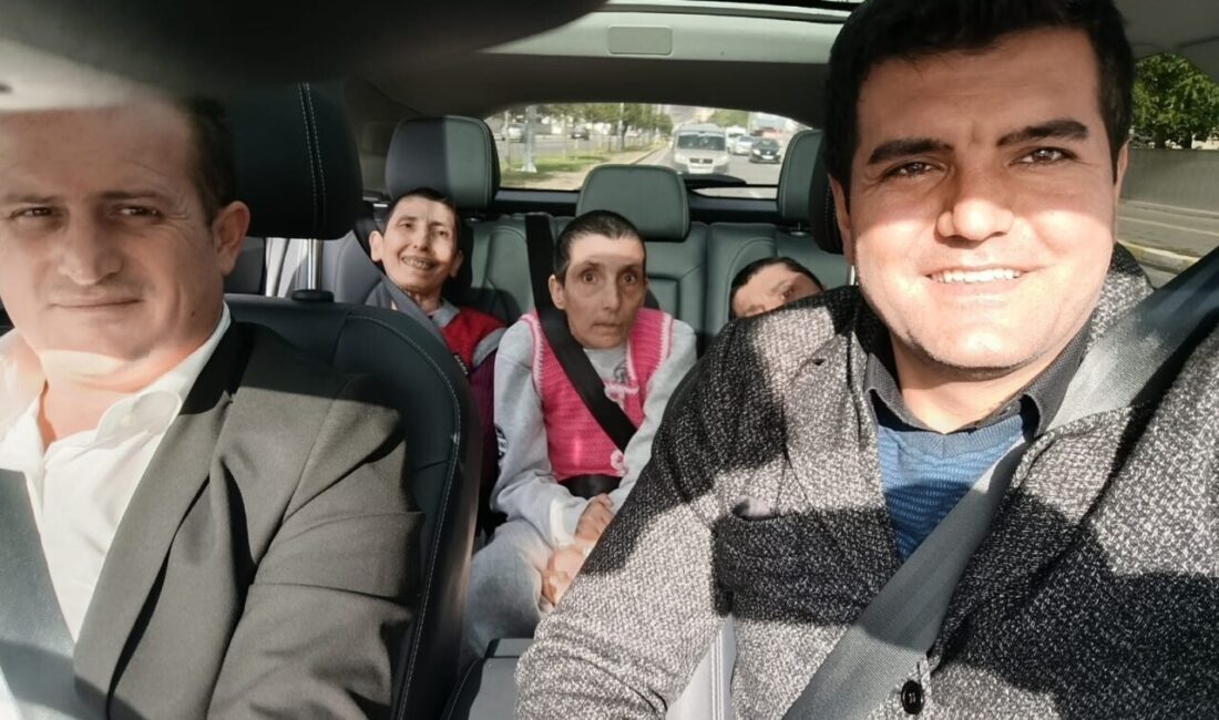 Sivas'ta bedensel engelli üç kardeş, Togg'a binme hayallerine kavuştu. Zara