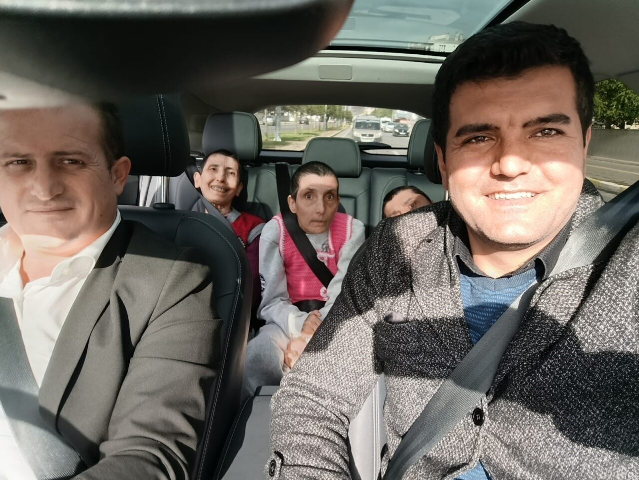 Sivas'ta bedensel engelli üç kardeş, Togg'a binme hayallerine kavuştu. Zara