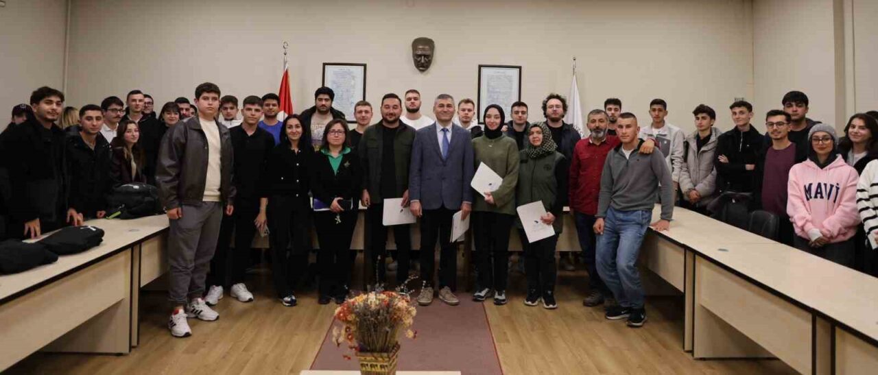Düzce Üniversitesi Ormancılık Meslek Yüksekokulu, mezun öğrencileri buluşturan bir seminer
