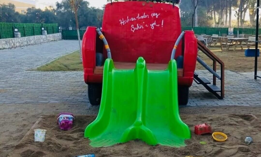 Germencik Belediyesi, hurdaya ayrılan Çiçek Abbas minibüsünü geri dönüştürerek çocuklar