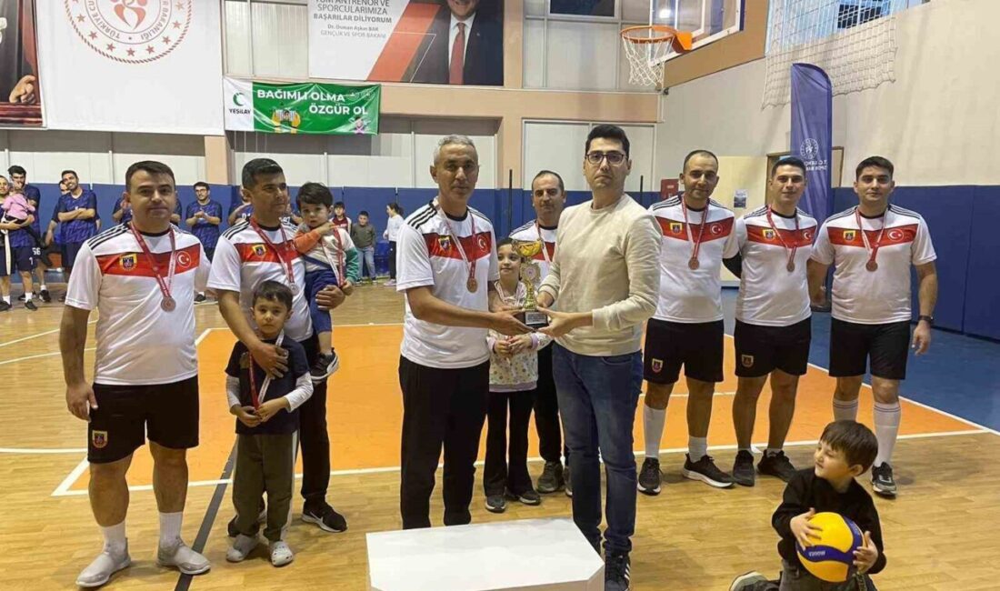 Yeşilhisar Gençlik ve Spor İlçe Müdürlüğü Spor Salonu'nda düzenlenen Voleybol