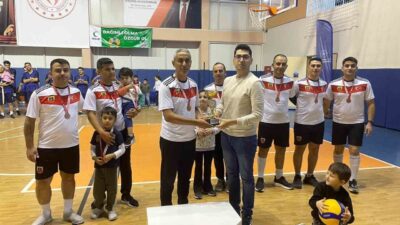 Yeşilhisar Gençlik ve Spor İlçe Müdürlüğü Spor Salonu'nda düzenlenen Voleybol