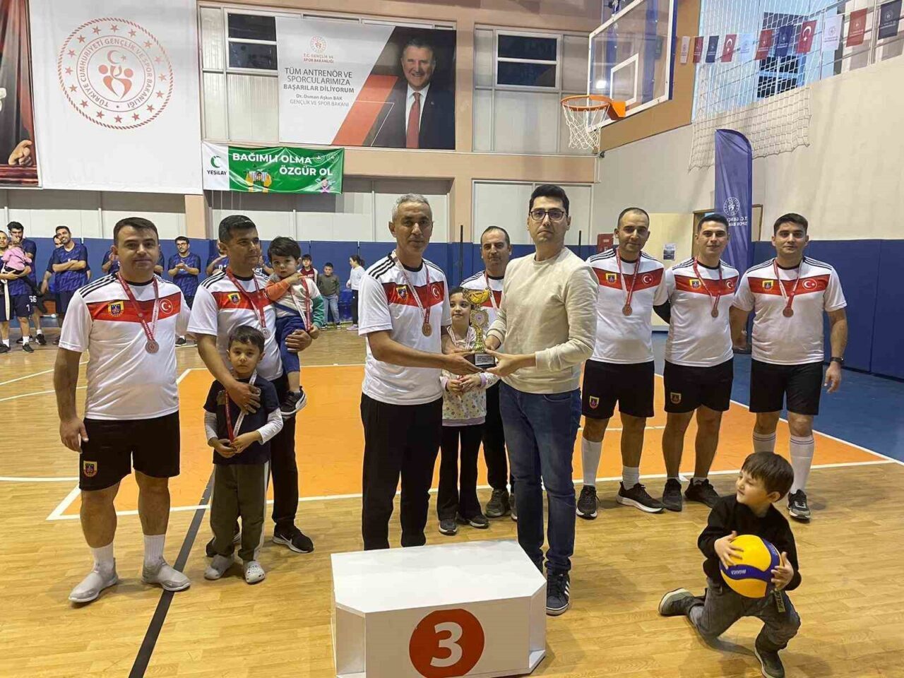 Yeşilhisar Gençlik ve Spor İlçe Müdürlüğü Spor Salonu'nda düzenlenen Voleybol