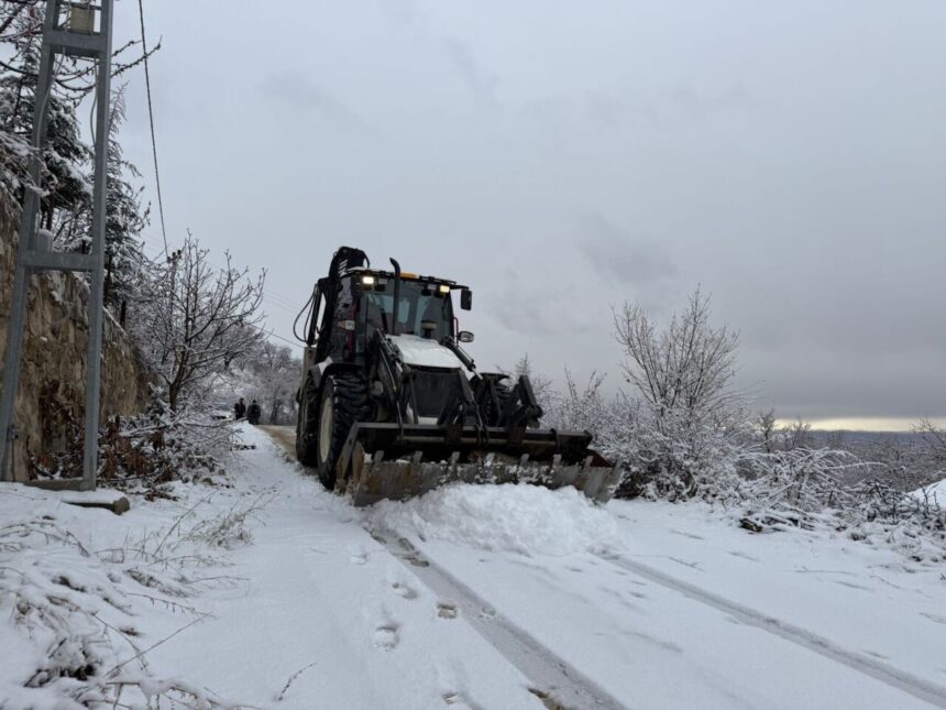 Malatya’da kar yağışı, günlük yaşamı olumsuz etkilerken, Yeşilyurt Belediyesi müdahale çalışmalarına başladı.