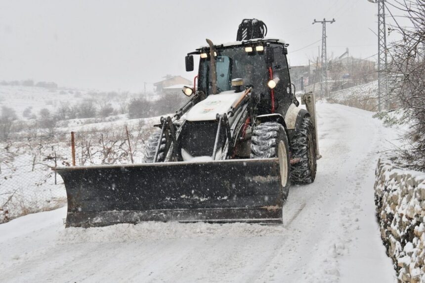Yeşilyurt’ta kar yağışıyla birlikte belediye ekipleri, temizlik ve yol açma çalışmalarına devam ediyor.