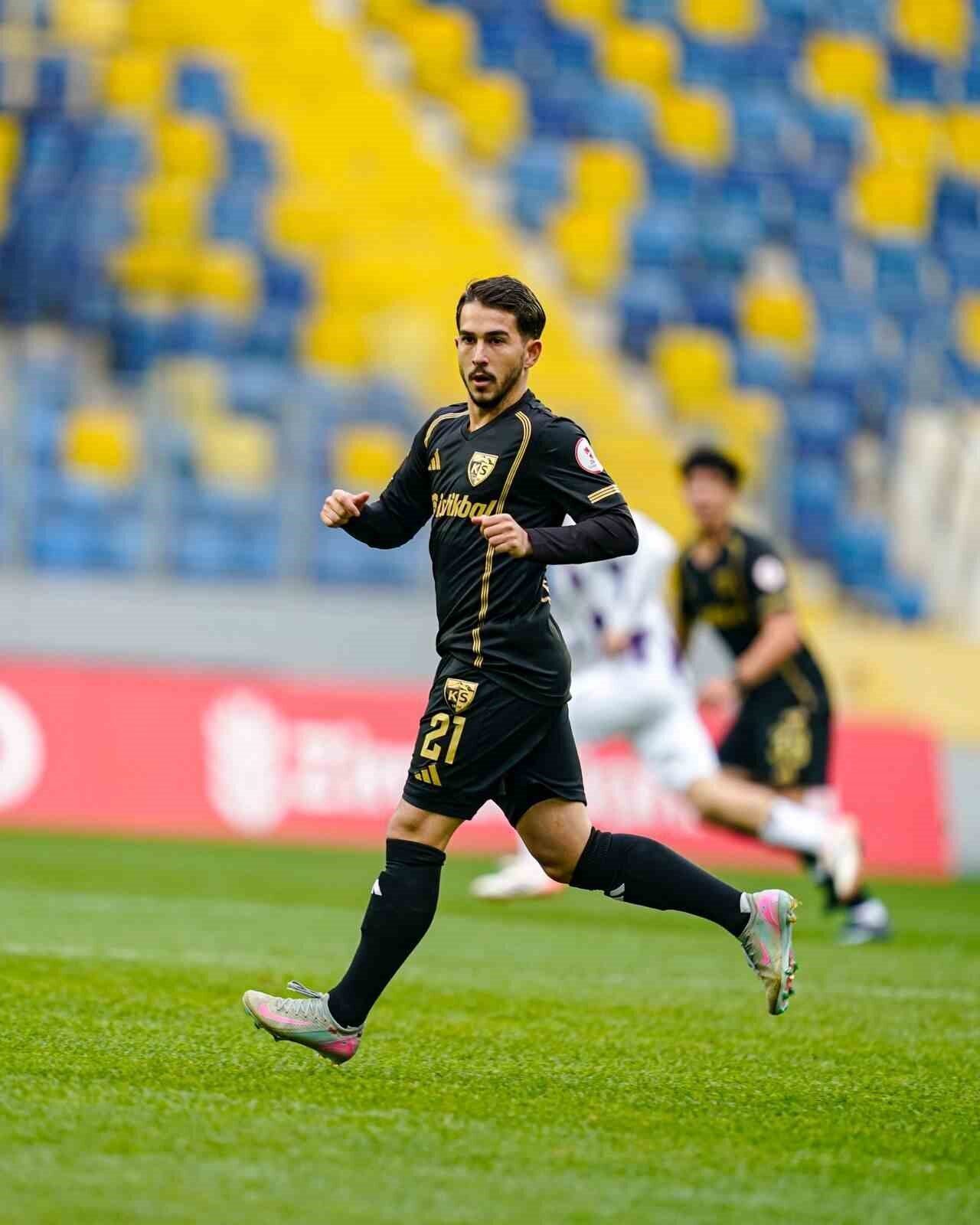 Kayserispor’un orta saha oyuncusu  Yiğit Emre Çeltik, Ziraat Türkiye