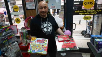 Eskişehir’de Yılbaşı Alışverişinde Hediyelik Eşyalara Yoğun Talep Var Eskişehir'de yeni yıl öncesi hediyelik eşya ve kutu oyunlarına olan