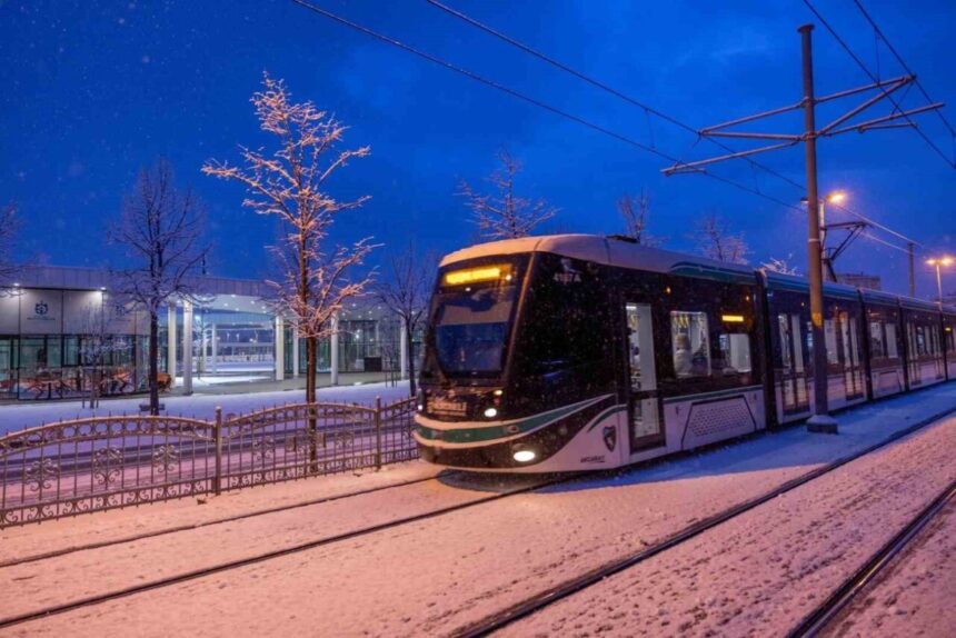 Kocaeli’de yılbaşı gecesi ulaşım için ek otobüs ve tramvay seferleri düzenlendi.