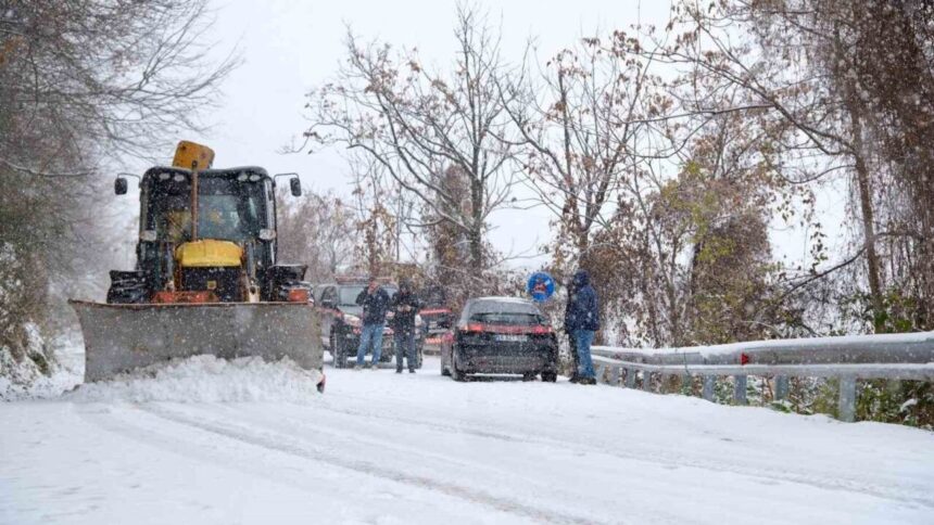 Yıldırım Belediyesi, Bursa’daki kar yağışının günlük yaşamı etkilememesi için yoğun gayret gösteriyor.