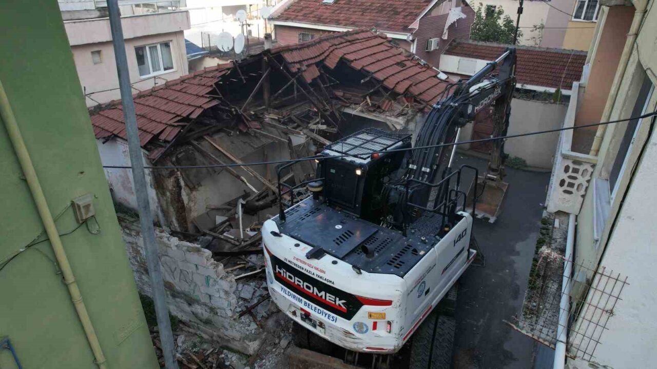 Yıldırım Belediyesi, Tehlike Arz Eden Metruk Yapıları Yıkma Çalışmalarına Devam Ediyor