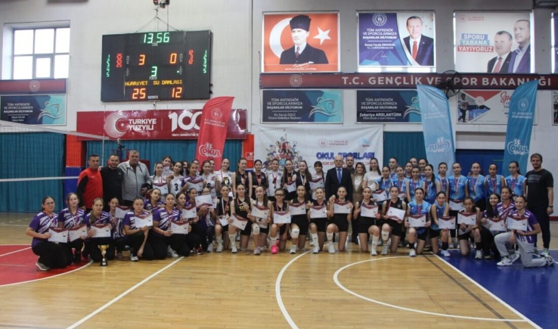 Düzce’de Yıldız Kızlar Voleybol Şampiyonası’nın Şampiyonu Hürriyet Ortaokulu Oldu Düzce'de düzenlenen Okul Sporları Yıldız Kızlar Voleybol Müsabakaları, 30 takımın