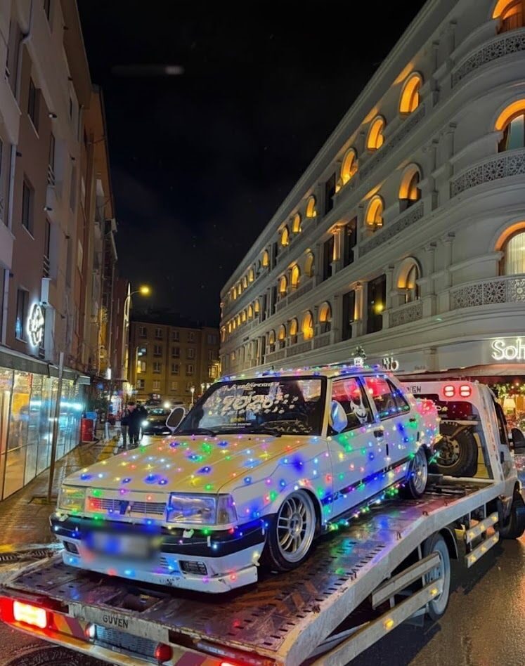 Eskişehir’de bir sürücü, 2025 yılının son gününde aracını rengarenk ışıklarla donattı.