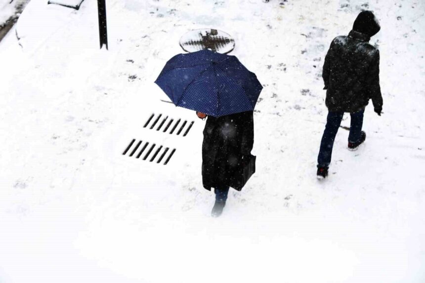 Meteoroloji’den yapılan uyarının ardından Elazığ’da kar yağışı etkili oldu.