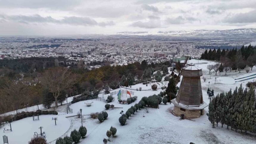 Eskişehir’de yılın son gününe kar yağdı, Porsuk Çayı’nın bazı bölümleri ise dondu.