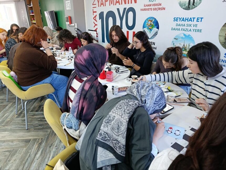 Aydın Gençlik Merkezi, yılın son resim atölyesini yoğun katılımla gerçekleştirdi.