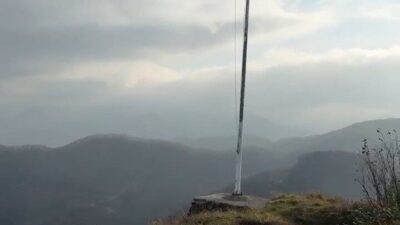 Giresun'un Çanakçı ilçesindeki Karınca Kalesi'ndeki Türk bayrağı yıpranmış durumda. Bölge