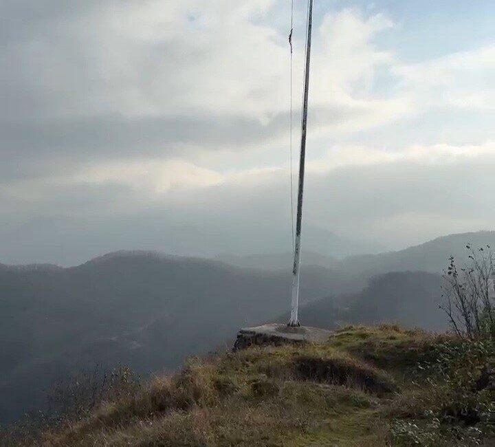 Giresun’un Çanakçı ilçesindeki Karınca Kalesi’nde Yıpranan Türk Bayrağı İçin Yenileme Talebi Geldi Giresun'un Çanakçı ilçesindeki Karınca Kalesi'ndeki Türk bayrağı yıpranmış durumda. Bölge