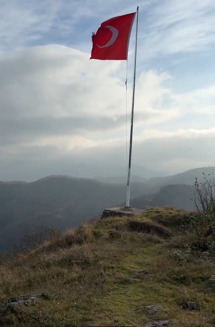 Giresun'un Çanakçı ilçesindeki Karınca Kalesi'ndeki Türk bayrağı yıpranmış durumda. Bölge