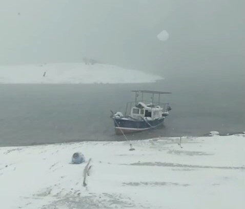 Tunceli’de kar yağışı ve sis nedeniyle balıkçılar teknelerini kıyıya çekmek zorunda kaldı.