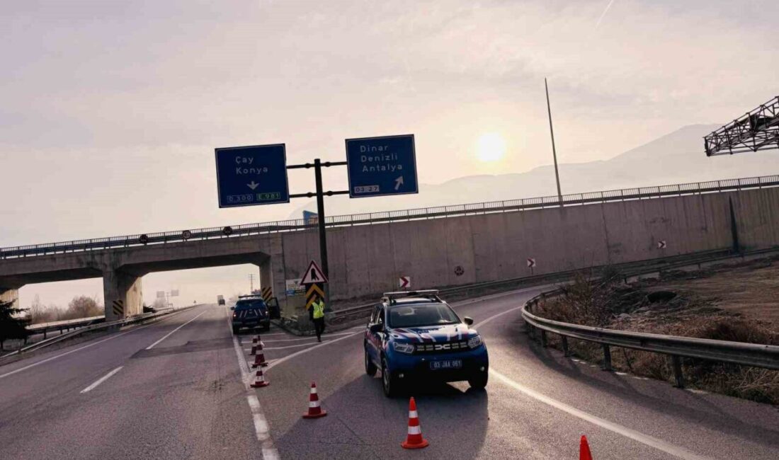 Sis nedeniyle Afyonkarahisar ile Antalya ve Denizli arasındaki kara yolu trafiğe kapatıldı Afyonkarahisar'daki kara yolu, yoğun sis nedeniyle geçici olarak kapatıldı. Çay