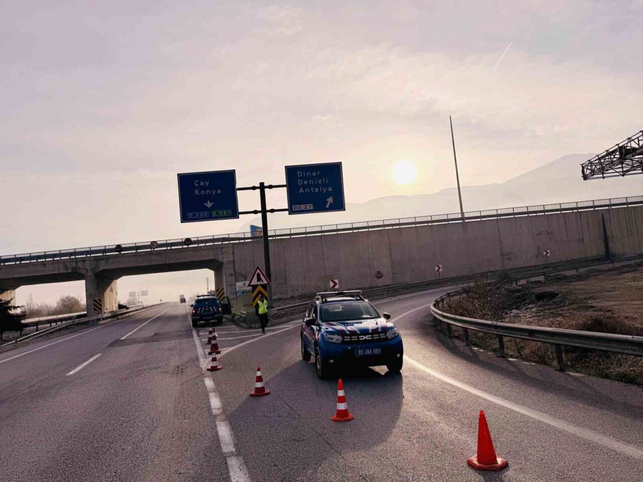 Afyonkarahisar'daki kara yolu, yoğun sis nedeniyle geçici olarak kapatıldı. Çay