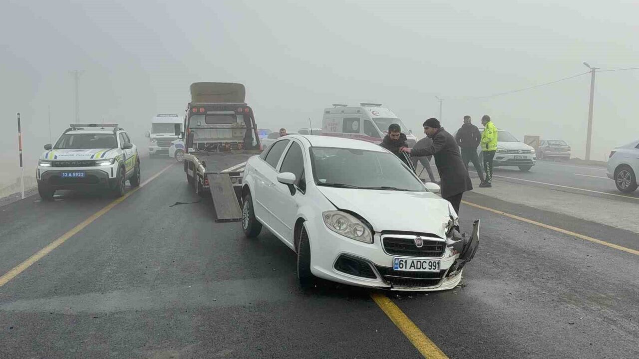 Bitlis-Tatvan yolu üzerindeki Rahva mevkiinde yoğun sis nedeniyle dört aracı