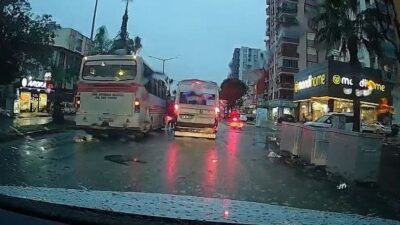 Adana'nın Yüreğir ilçesinde bir otobüs sürücüsü, minibüs sürücüsünü sıkıştırarak kaza