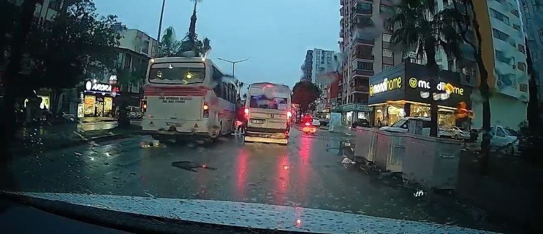 Adana’da otobüs sürücüsünün minibüsle yaşadığı kaza sonrası polis iki sürücüye ceza keserek birinin ehliyetine el koydu. Adana'nın Yüreğir ilçesinde bir otobüs sürücüsü, minibüs sürücüsünü sıkıştırarak kaza