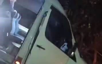 Diyarbakır-Kulp yolunda bir yolcu minibüsü, sürücüsünün direksiyon hakimiyetini kaybetmesi sonucu