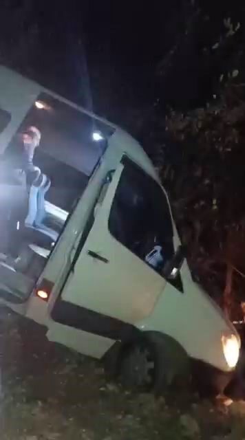 Diyarbakır’da Minibüs Şarampolde Asılı Kaldı, Yaralı Yok Diyarbakır-Kulp yolunda bir yolcu minibüsü, sürücüsünün direksiyon hakimiyetini kaybetmesi sonucu