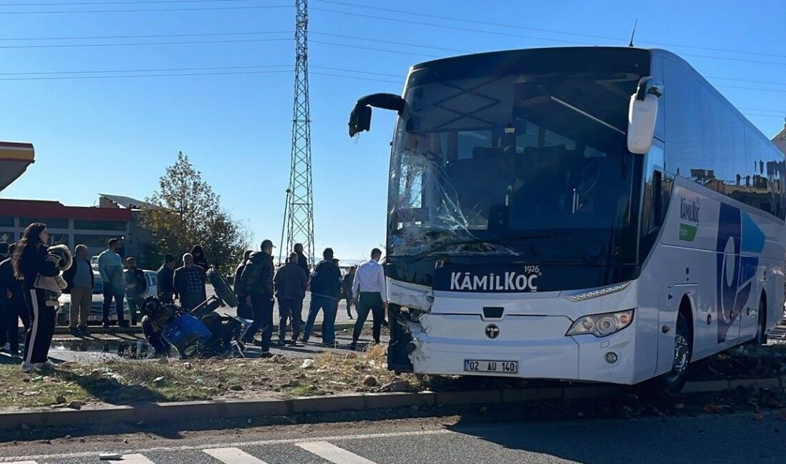 Adıyaman’da Yolcu Otobüsü ile Traktör Çarpıştı: 1 Yaralı Var Adıyaman'da yolcu otobüsü ile traktör çarpıştı. 79 yaşındaki traktör sürücüsü