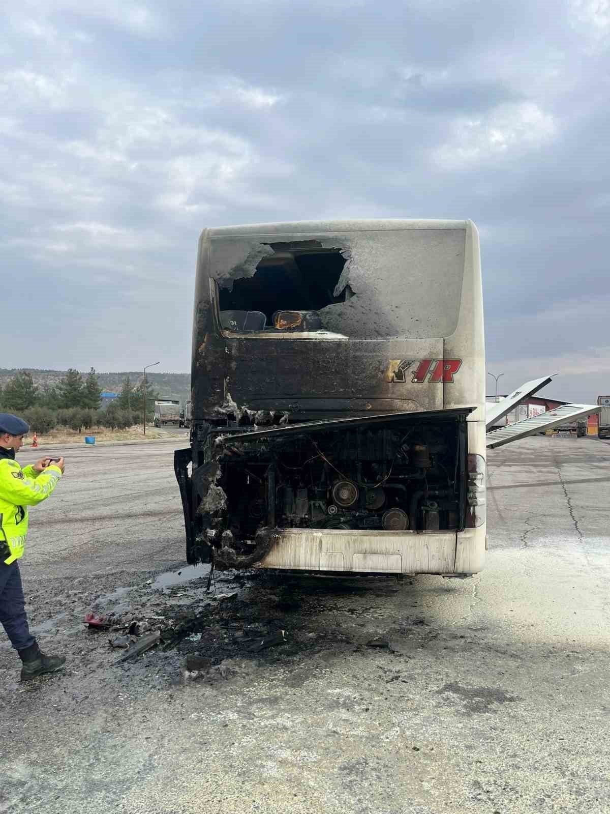 Kahramanmaraş’ta seyir halindeki yolcu otobüsü alev alev yandı, can kaybı yok! Kahramanmaraş’ın Pazarcık ilçesinde, Can Diyarbakır firmasına ait bir yolcu otobüsü