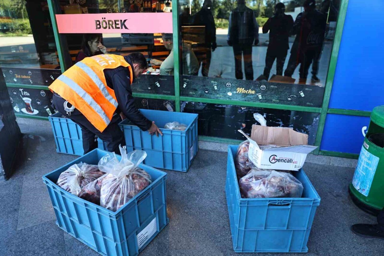 Antalya Otogarı’nda Uygunsuz Şartlarda Taşınan 270 Kilogram Kırmızı Et ve 5 Kilogram Köfte Ele Geçirildi