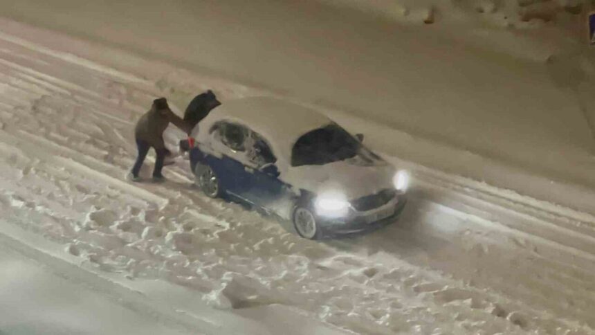 Elazığ’da kar yağışı nedeniyle yolda kalan araçlar, vatandaşlarca güç birliğiyle kurtarıldı.