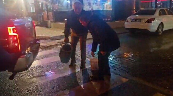 Antalya'nın Alanya ilçesinde esnaf Murat Sağlam, Mahmutlar Mahallesi'ndeki çukurları kendi