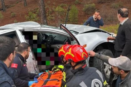 Denizli’de feci kaza: Otomobil ağaca çarptı, bir ölü bir yaralı!