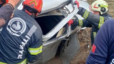 Denizli'nin Honaz ilçesinde sağanak yağış nedeniyle kayganlaşan yolda bir otomobil