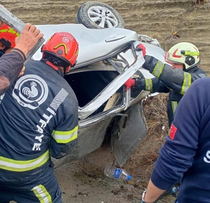 Denizli'nin Honaz ilçesinde sağanak yağış nedeniyle kayganlaşan yolda bir otomobil