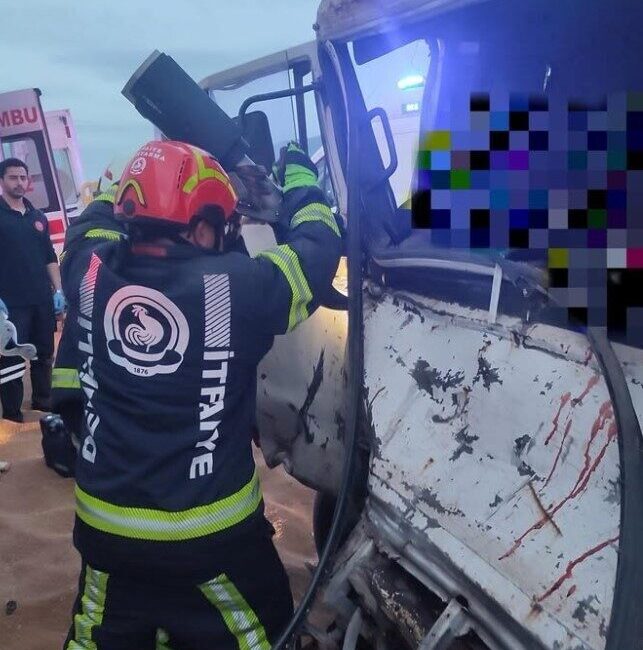 Denizli'nin Pamukkale ilçesinde bir kamyonet, sürücüsünün kontrolü kaybetmesi sonucu karşı