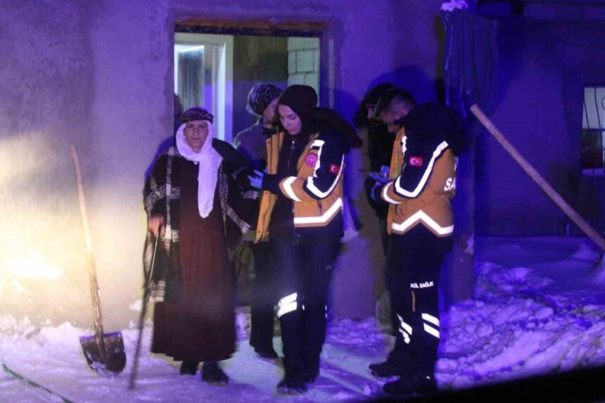 Ağrı’nın Diyadin ilçesindeki Tarım mezrasındaki 70 yaşındaki Hakime Adıgüzel, yolda kapalı olunca 112 ile hastaneye kaldırıldı.