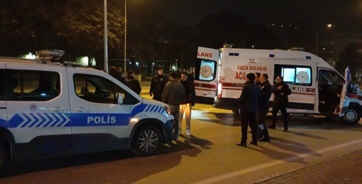 Bursa’da Yola Çıkmaya Çalışan Vatandaşa Otomobil Çarptı, Ağır Yaralandı Bursa’nın Osmangazi ilçesinde, Ulubatlı Hasan Bulvarı’nda yolun karşısına geçmeye çalışan