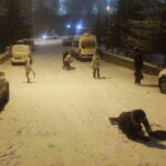 Yozgat’ta akşam saatlerinde etkili olan kar, sokakları kayak pistine dönüştürdü.
