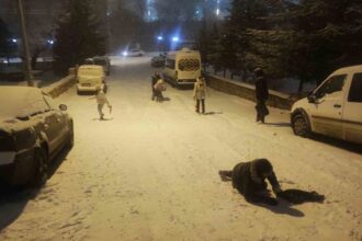 Yozgat’ta akşam saatlerinde etkili olan kar, sokakları kayak pistine dönüştürdü.