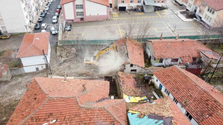 Yozgat Belediyesi, riskli metruk binaların yıkım çalışmalarına devam ediyor.