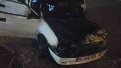 Yozgat’ta park halindeki Opel marka otomobil, motor kısmında çıkan yangın